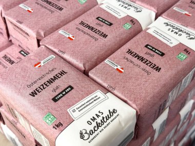 Avusturya buğday un paketleri bir fırın malzeme vitrininde istiflenmiş.