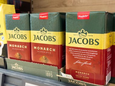 Jacobs monarch kahve paketleri rafta sergileniyor.