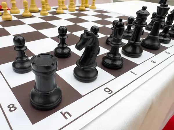 Satranç taşları gemide bir sonraki hamle için stratejik konumlandırma gösteriliyor.