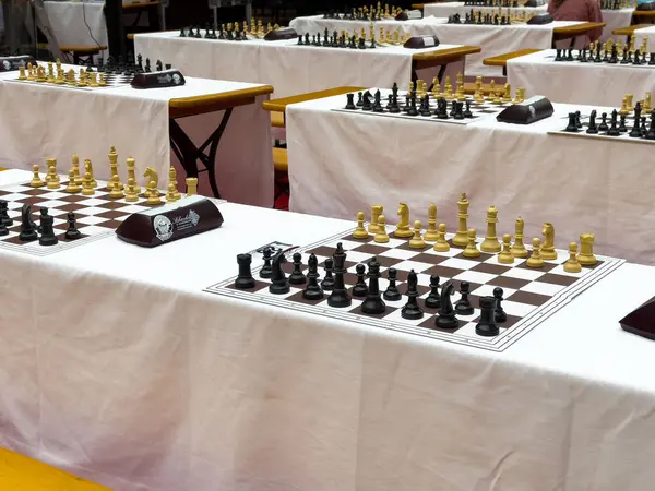 Çoklu oyun tabloları ve tahtaları olan satranç turnuvası kurulumu.