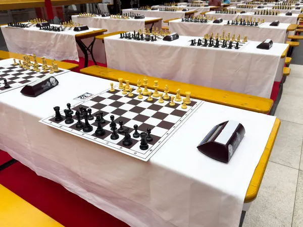 Çoklu satranç tahtası ve saatleri olan boş satranç turnuvası salonu.