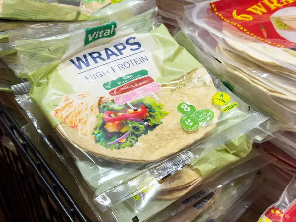 Vejetaryen yüksek protein ambalajları rafta duruyor..