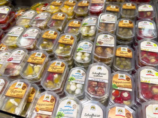 Plastik kaplarda çeşitli peynir ve biberlik seçenekleri.