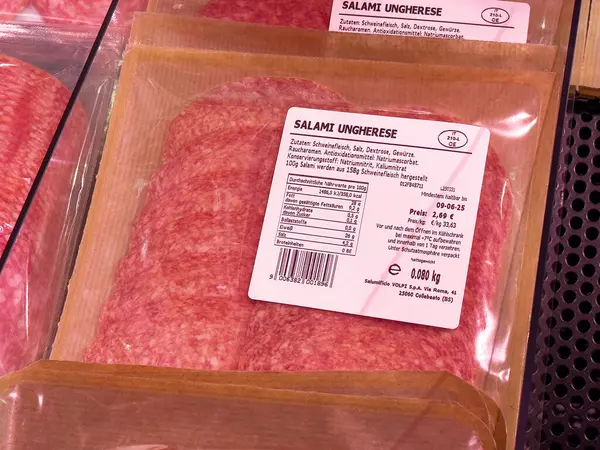 Etiket detaylarıyla birlikte paketlenmiş Macar salamı sergileniyor.