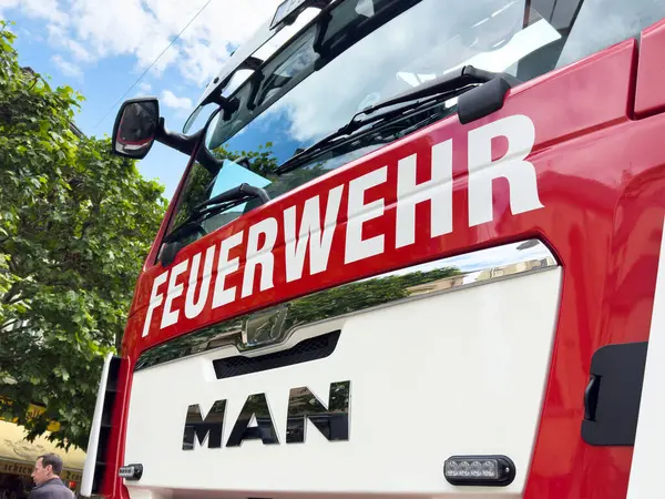 Feuerwehr işaretli Alman itfaiye aracı şehir merkezinde..
