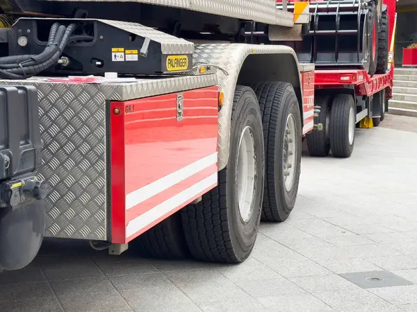 Şehir merkezinde ağır ekipmanlı sanayi nakliye kamyonlarının yakın çekimleri.