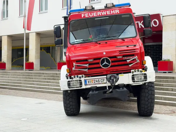 Şehrin caddesinde kırmızı feuerwehrauto.