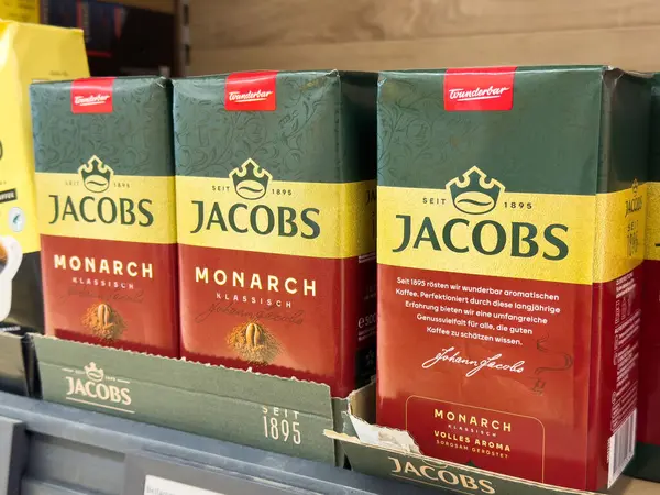 Jacobs monarch kahve paketleri rafta sergileniyor.