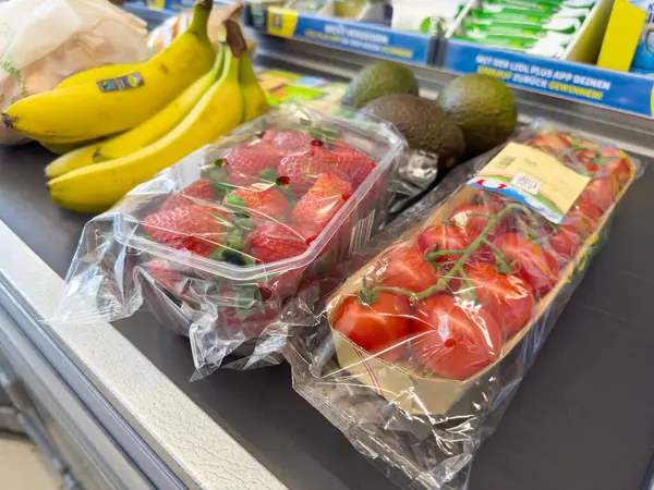 Bakkal kontrolündeki taze ürünler: muz, çilek, domates, avokado.