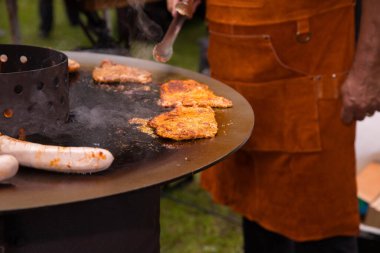 Sosisli ızgara ve ızgarada et köftesi..