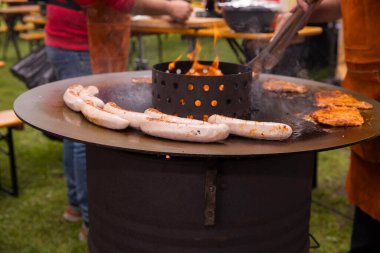 Açık havada ızgara sosis ve biftek park ortamında ızgara..