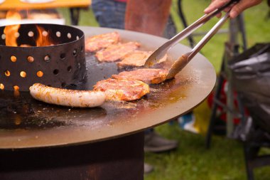 Izgarada sosis ve ızgarada pirzola..