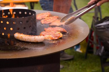 Açık hava bbq ızgara sosis ve açık ateşte et..