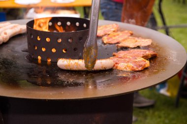 Sosisli ve ızgaralı açık hava barbeküsü..