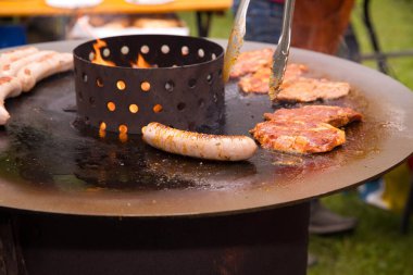 Köy mangalında alevlerle ızgara et sosisi..