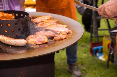 Açık ateşte ızgara et ve sosisli ızgara..