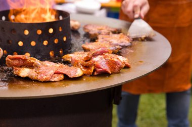 Açık havada ızgara: leziz et parçaları açık alev bbq üzerinde cızırdıyor.