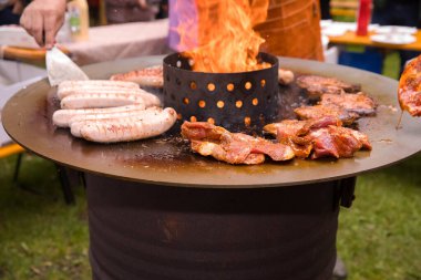 Açık havada ızgara sosis ve ateşte et..