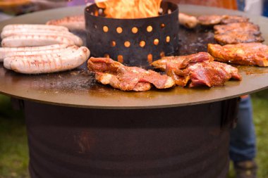 Kır ızgarasında ızgara et ve sosis ile açık hava barbeküsü..