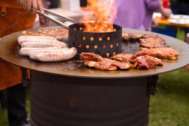 Açık havada sosisli ızgara ve ateşte et..