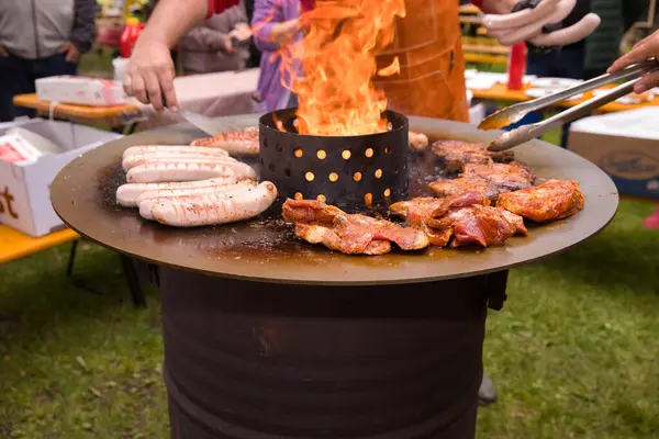Açık ateşte ızgara et ve sosis ile açık havada barbekü..