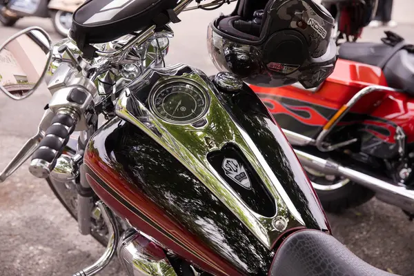 Krom aksanlı ve benzersiz yakıt tankı tasarımlı klasik motosiklet detayları.