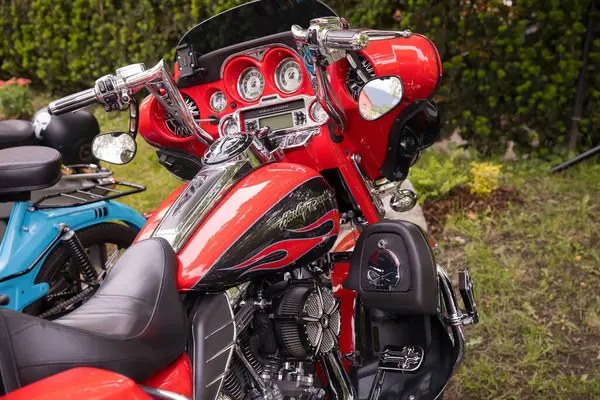 Krom detaylar ve benzersiz gösterge paneli tasarımlı kırmızı özel motosiklet.