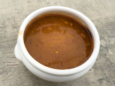 Köy yüzeyinde beyaz kâse içinde baharatlı Hint mercimeği..