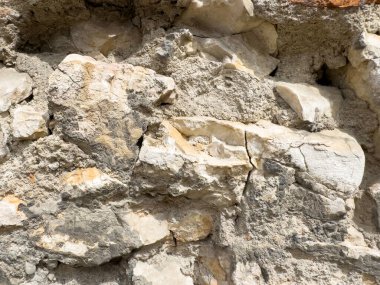 Kırsal dokusu ve yıpranmış kaya desenli antik taş duvar..