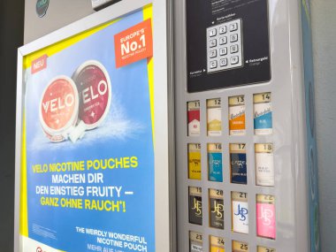 Çeşitli lezzet ve markalardan oluşan nikotin torbası otomatı.