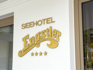 Beyaz duvarda dört yıldızlı Seehotel Engstler logosu..