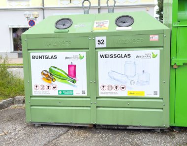 Kentsel alanda renkli ve temiz camlar için yeşil cam geri dönüşüm kutuları.