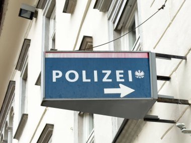 Şehir binası cephesinde Avusturya polis karakolu için dış tabela.
