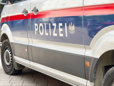 Avusturyalı polis aracı amblem ve polis yazısıyla yan görünüm.