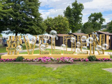 Park ayarlarında şeffaf küreleri olan büyük hashtag velden ekran.