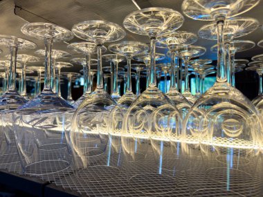 Çubuk aydınlatma ortamında ters çevrilmiş camlar yansıtıcı görüntü.