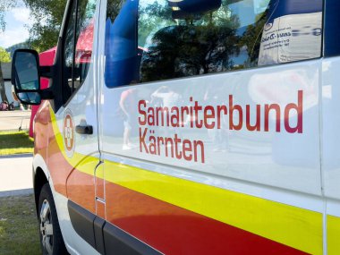 Karnten 'de yansıtıcı grafikleri olan acil yardım aracı.