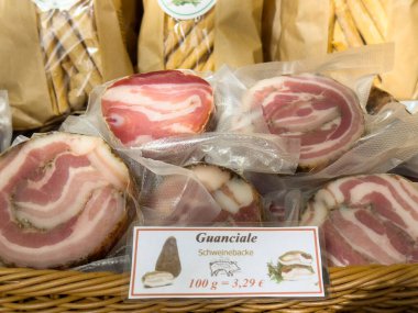 Orijinal İtalyan guanciale piyasa tezgahında fiyat işaretiyle sergileniyor.
