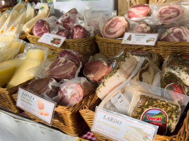 Çeşitli İtalyan usulü et ve peynirleri market tezgahında hasır sepetlerde..