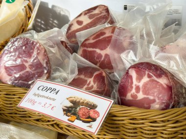 Çarşıda hasır sepette çeşitli koppa paketleri..