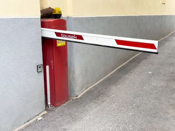 Kentsel sokaktaki bina duvarına yaslanmış park engeli kolu.