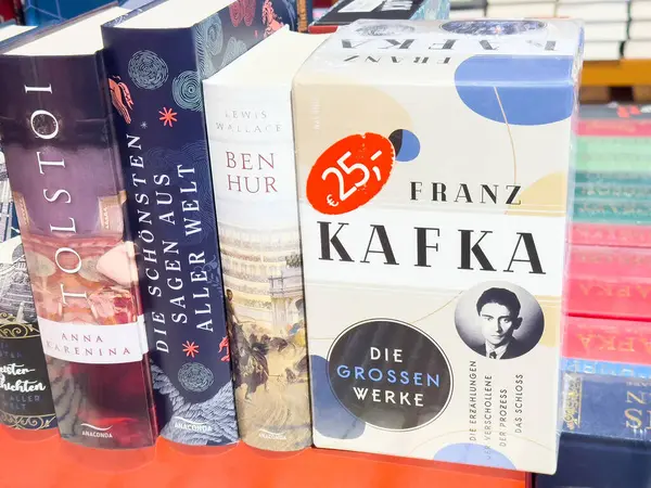 Tolstoy, Kafka ve Ben Hur ile sergilenen klasik edebiyat kitapları seçimi.