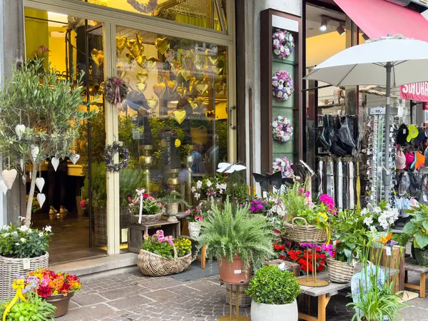 Renkli çiçeklerle ve dekoratif dekoratif düzenlemelerle büyüleyici bir çiçekçi..