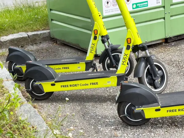 Açık havada park etmiş parlak sarı elektrikli scooterlar..