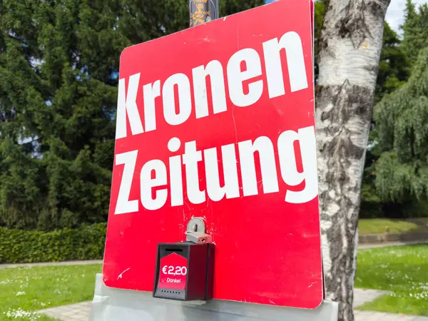 Kronen zeitung gazete bayii tabelaları açık alanda kırmızı arkaplan ile.