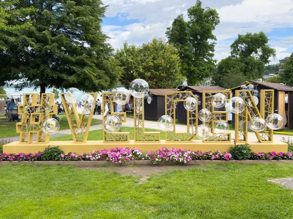 Park ayarlarında şeffaf küreleri olan büyük hashtag velden ekran.