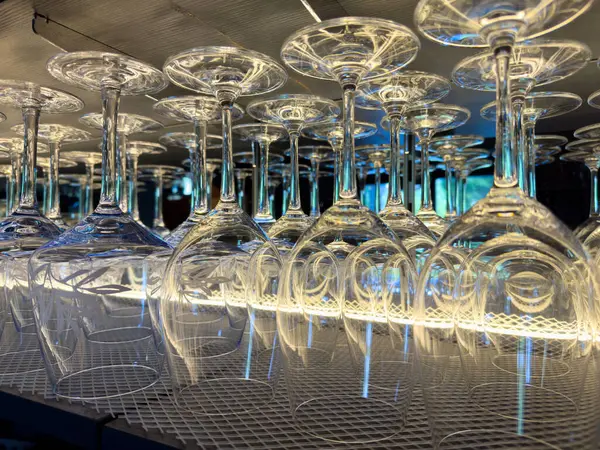 Çubuk aydınlatma ortamında ters çevrilmiş camlar yansıtıcı görüntü.