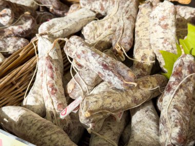 Pazar sepetinde doğal kaplamalı kurutulmuş sosisler..