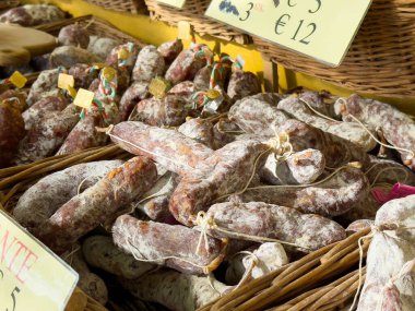 Açık pazardaki dokuma sepetlerinde İtalyan salamı sergileniyor..