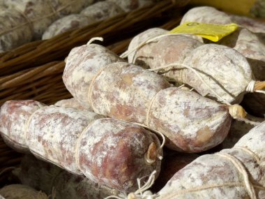 Pazar sepetinde kırsal İtalyan salamı sergisi.